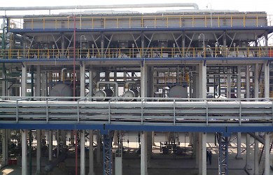 Enfriadores de aire situados por encima de la carcasa y de los intercambiadores de calor de tubo en una refinería