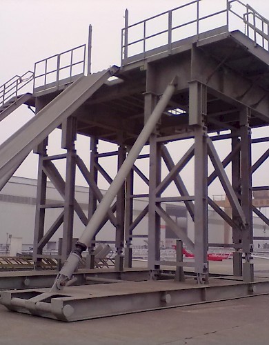 Parallelogram substructure during production: Pipe ramp